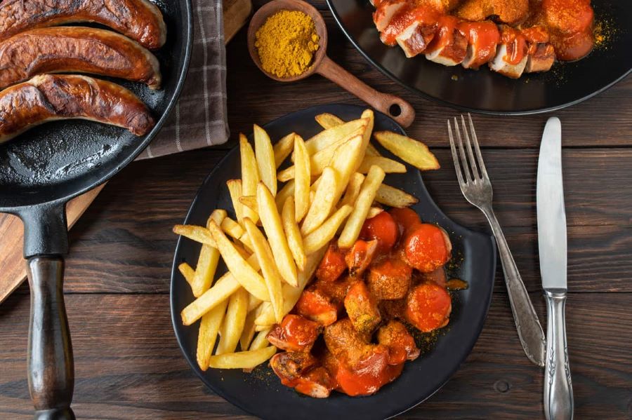Currywurst được làm từ nguyên liệu chính gồm thịt heo hầm trong hỗn hợp sốt cà chua cùng với bột cà ri