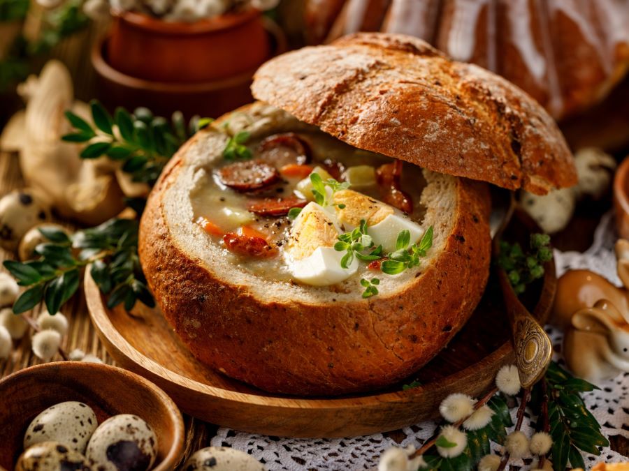 Súp chua Zurek thường được phục vụ trong một ổ bánh mì khoét rỗng ruột