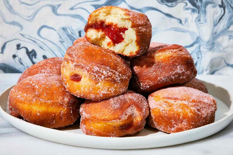 Paczki là một loại bánh rán truyền thống cực kỳ phổ biến trong ẩm thực Ba Lan