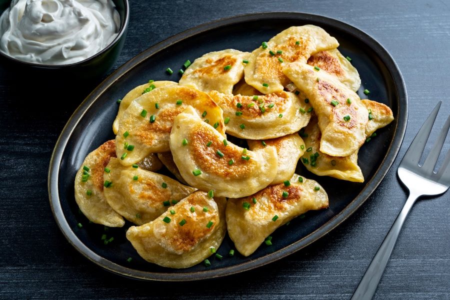 Pierogi có vẻ ngoài khá giống với món bánh gối của người Việt Nam 