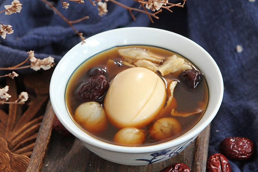 Khi ăn, trứng gà sẽ có vị đắng nhẹ của nước trà, hương thơm thoang thoảng cực kỳ dễ chịu 