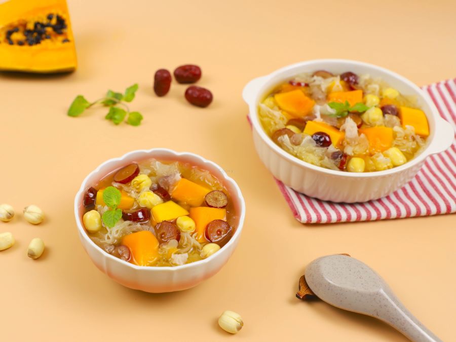 Đu đủ tiềm có vị ngọt thanh tự nhiên của đu đủ, nấm tuyết dai giòn sần sật cùng mùi thơm thoang thoảng 