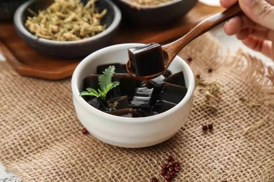 Quy linh cao có màu đen, vị hơi đắng nhẹ, dai dai khá giống với món sương sáo 