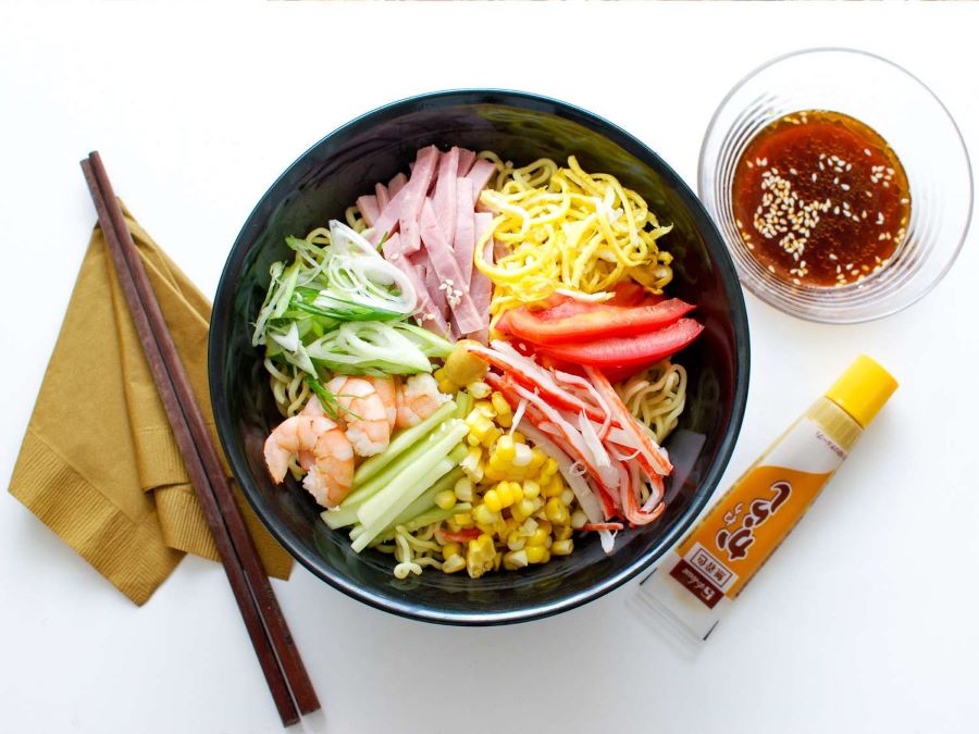 Hiyashi Chuka không chỉ ngon miệng mà còn “ngon mắt” bởi cách bày trí đa sắc màu nhưng cực kỳ tinh tế
