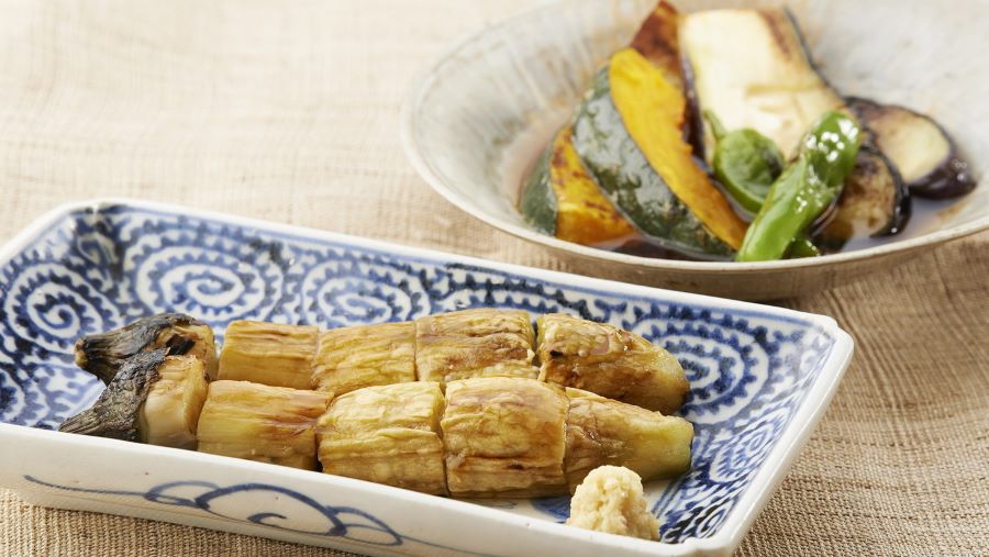 Yakinasu có nghĩa là cà tím nướng và được ướp lạnh, là một trong những món ăn thanh mát vào mùa hè ở Nhật