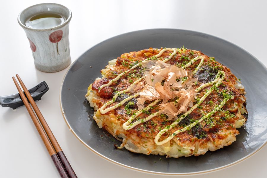 Okonomiyaki - món bánh xèo truyền thống nổi tiếng của người Nhật
