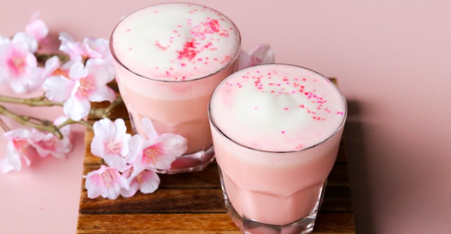 Latte sakura dâu - thức uống tuyệt hảo nhất trong số những thức uống nên thử vào mùa xuân tại Nhật Bản