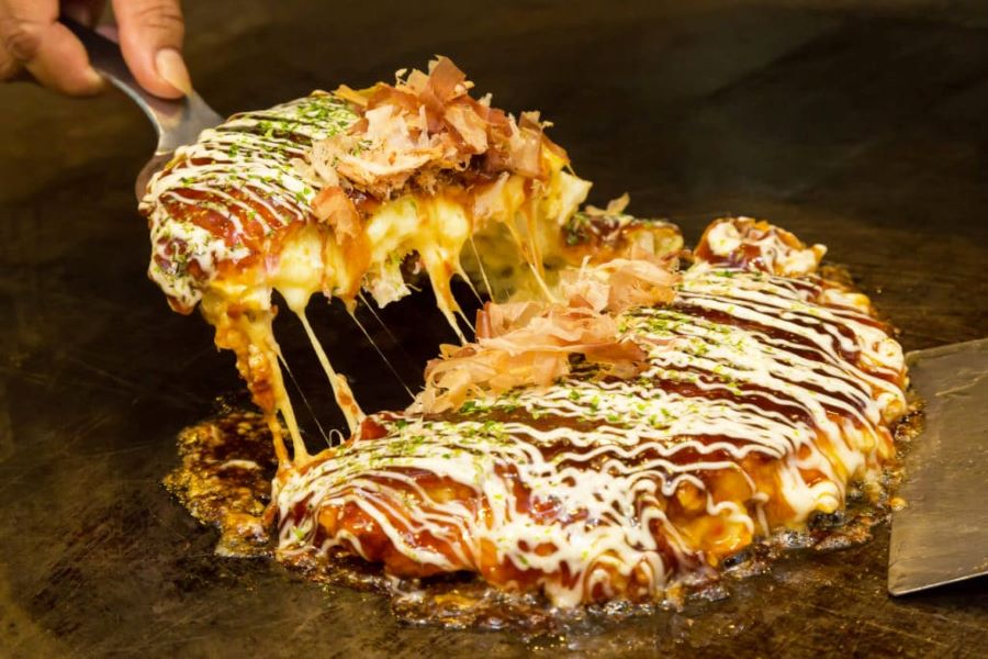 Okonomiyaki là món ăn truyền thống được ví von như “pizza của người Nhật”