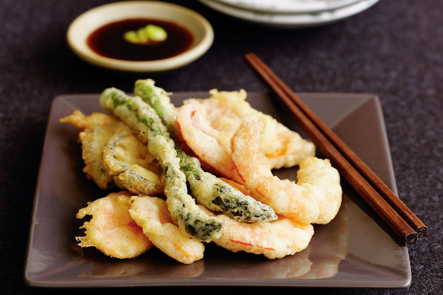 Tempura để chỉ các món ăn được nhúng bột đem chiên giòn của Nhật Bản