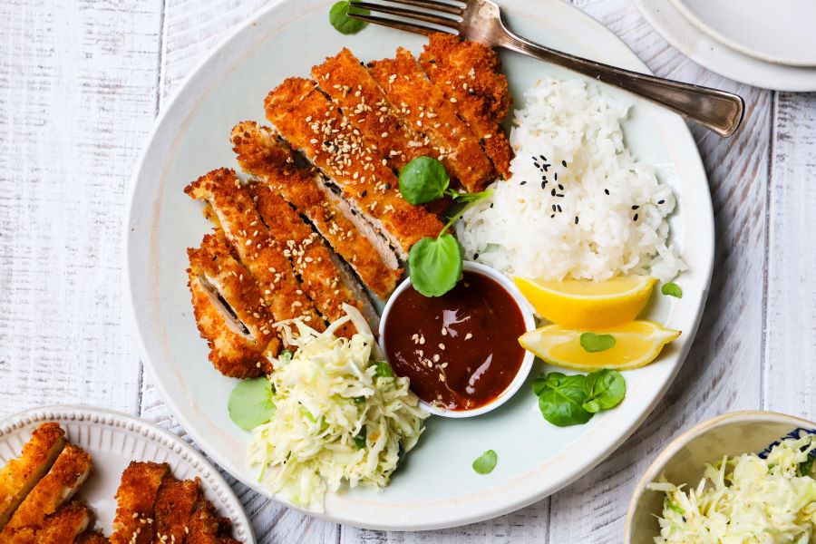 Tonkatsu hay thịt heo tẩm bột chiên cũng nổi tiếng không kém Tempura