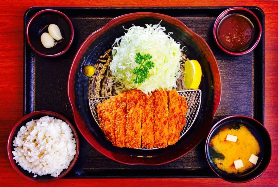 Tonkatsu có thể thưởng thức kèm với cơm nóng, súp miso và salad bắp cải