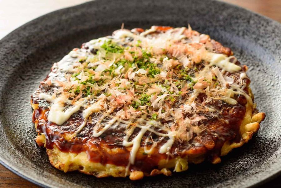 Okonomiyaki - bánh xèo Nhật Bản, là một món ăn vô cùng quen thuộc
