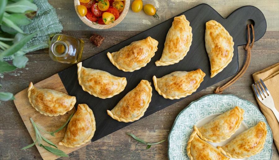 Empanadas - loại bánh bao truyền thống có màu vàng óng ả cực kỳ đẹp mắt