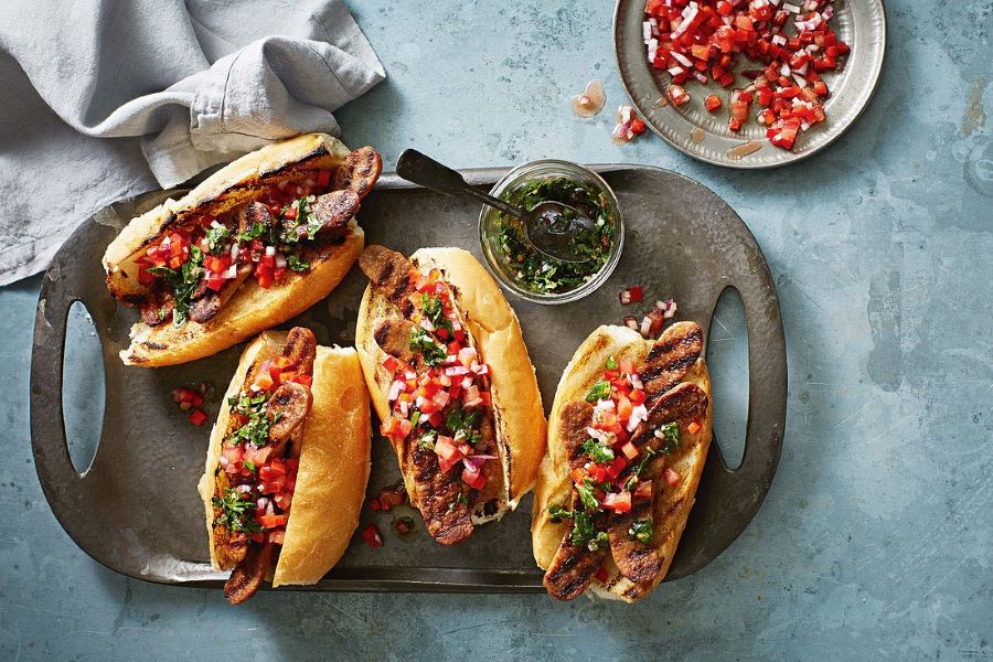 Bánh mì Choripan là món ngon đường phố cực kỳ quen thuộc và được ưa chuộng ở Argentina