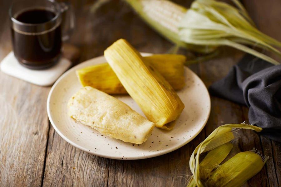 Bánh Humita nổi bật với mùi hương đặc trưng của vỏ ngô cùng vị béo ngậy, ngọt thơm của lớp phô mai tan chảy