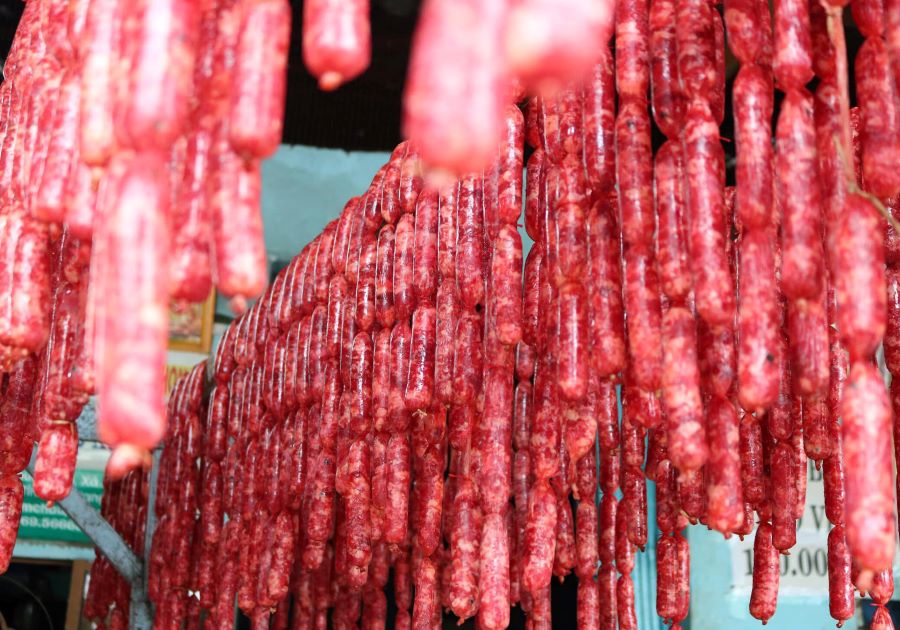 Tung lò mò hay còn được gọi là lạp xưởng bò, là một trong những đặc sản An Giang nổi tiếng nhất 