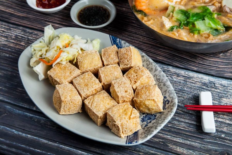 Đậu phụ thối với lớp vỏ ngoài vàng ươm giòn rụm, bên trong mềm mịn thơm ngon