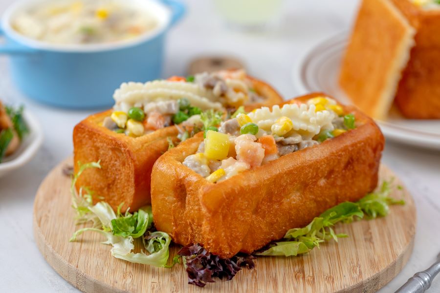 Bánh mì “quan tài” với tên gọi độc lạ được chế biến nhanh gọn, không quá cầu kỳ