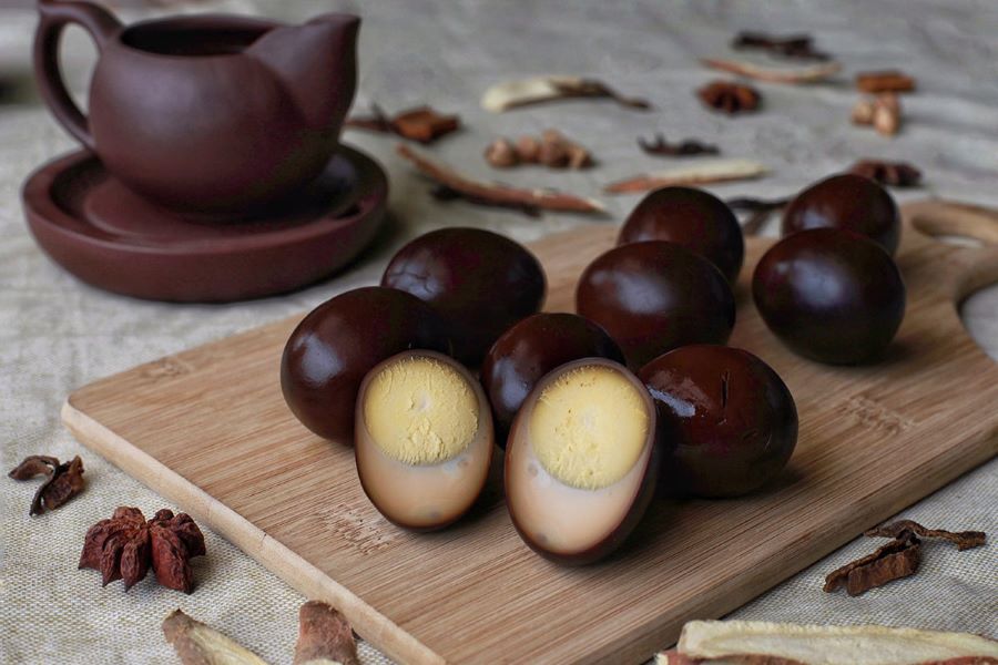 Trứng sắt nổi bật với màu nâu đen đặc trưng và mùi hương thảo mộc thoang thoảng 