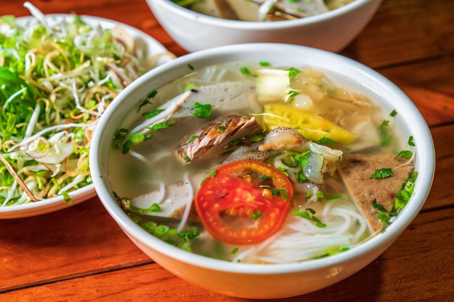 Bún sứa với phần nước dùng vị ngọt thanh khó cưỡng kèm một chút chua nhẹ của cà chua