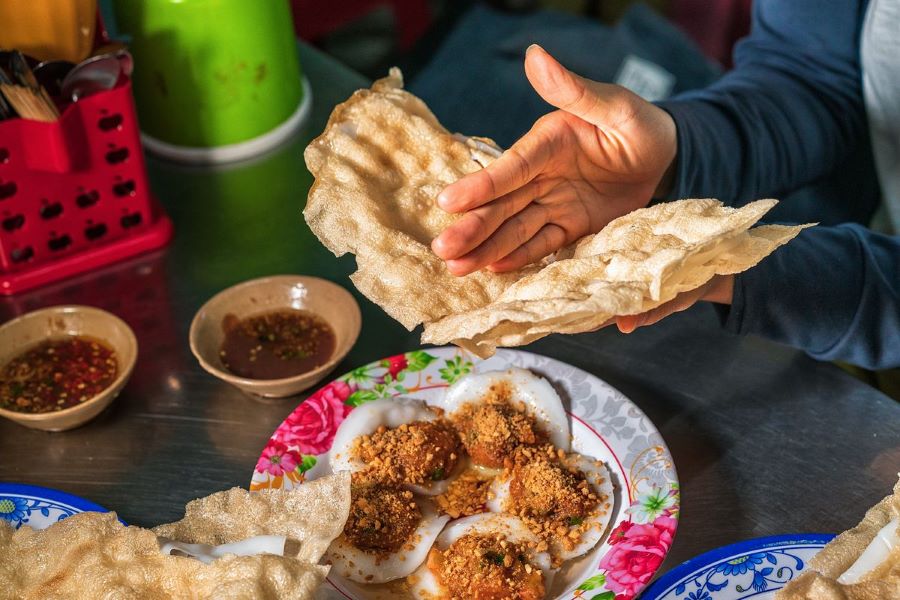 Bánh đập là sự kết hợp hoàn hảo giữa bánh tráng nướng giòn kẹp với bánh ướt nhân tôm và mỡ hành