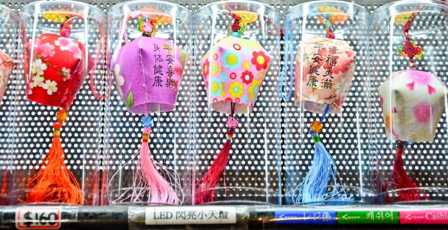 Giá thành của những chiếc đèn lồng mini khá là rẻ và được bày bán ở nhiều nơi