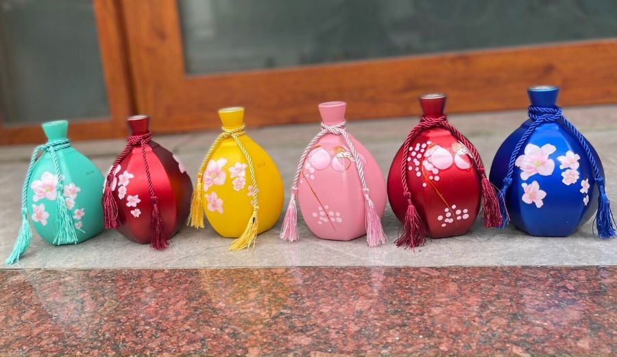 Rượu nữ nhi hồng được đóng gói trong những chiếc bình xinh xắn nhiều màu sắc