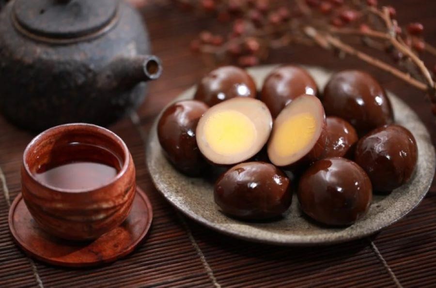 Trứng thường được dùng kèm với một ly trà xanh, hương vị của trà sẽ làm tăng thêm độ ngon của trứng