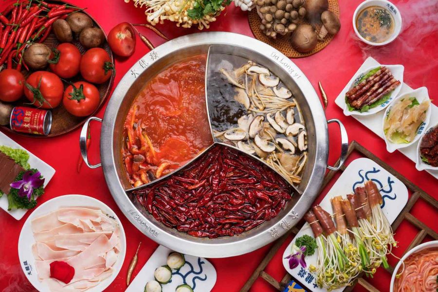 Hình ảnh nồi lẩu với phần nước dùng ngập ớt và sa tế không còn quá xa lạ với những ai đam mê ẩm thực Trung Hoa 