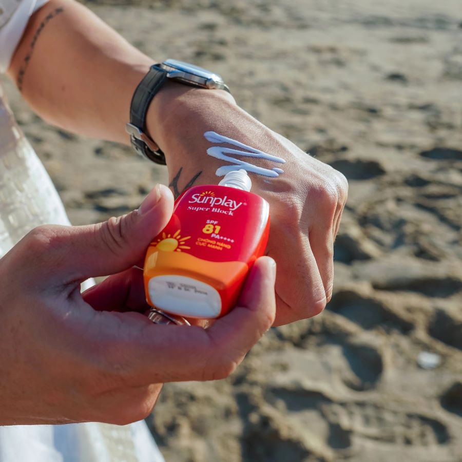 Kem chống nắng là món mỹ phẩm không thể thiếu trong vali du lịch 
