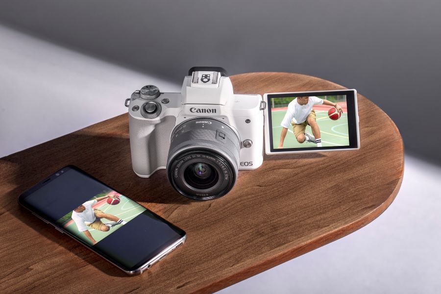 Các thiết bị điện tử như máy ảnh, điện thoại, sạc dự phòng,... cũng là những món đồ quen thuộc trong vali du lịch 