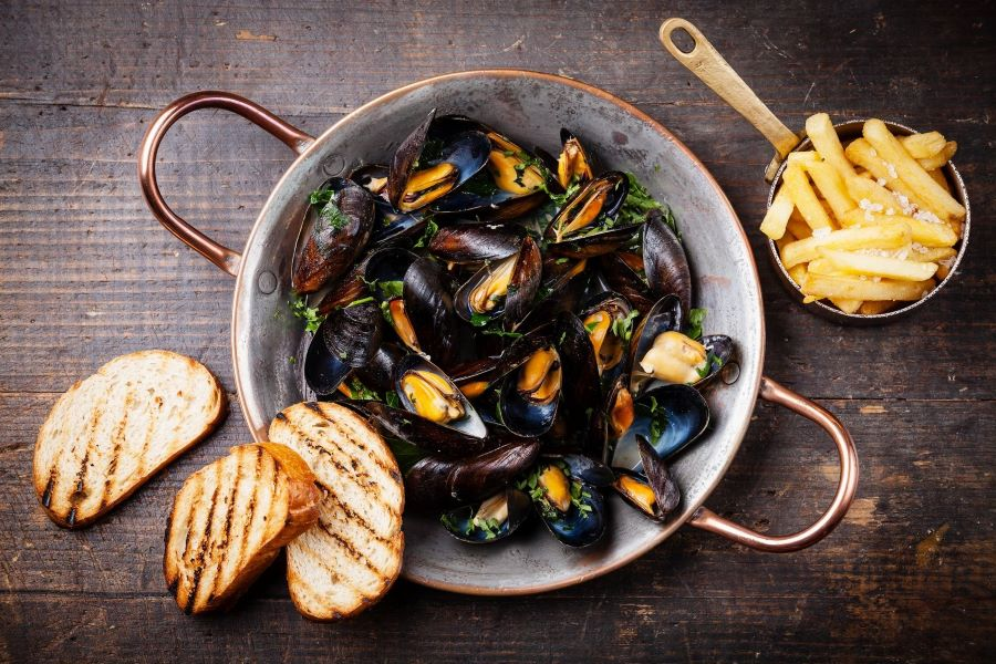 Moules-frites là món đặc sản hấp dẫn thể hiện đậm chất văn hóa ẩm thực Bỉ