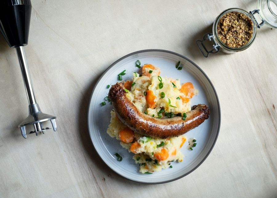 Khoai tây nghiền Stoemp thường ăn kèm với xúc xích hoặc thịt hầm