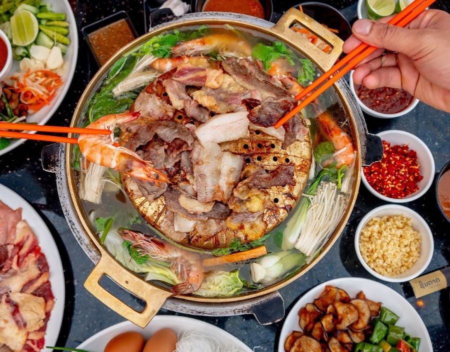 Sindat là sự pha trộn đầy táo bạo và tinh tế giữa món lẩu nước và thịt nướng 