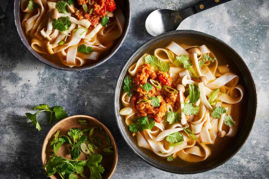 Phần nước súp thơm ngon đậm đà chính là linh hồn của món mì Khao Soi