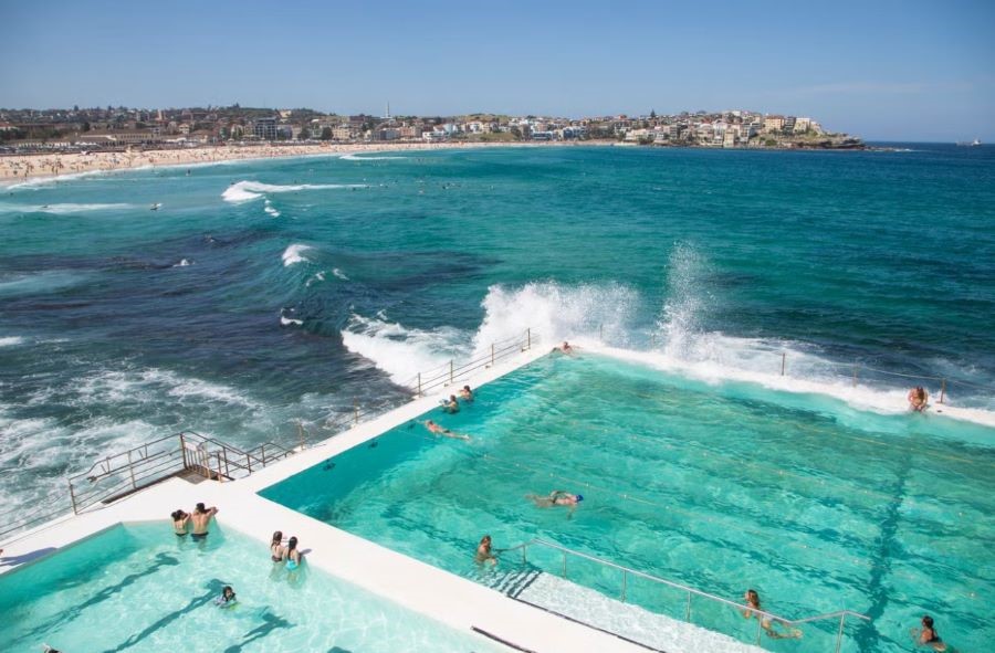 Bondi sở hữu bờ cát trắng mịn trải dài, làn nước biển trong xanh mát lạnh
