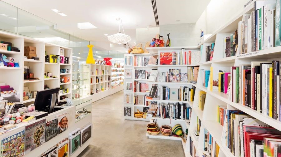 MCA còn có một khu vực riêng cho các quầy bán lẻ, nhà hàng và quán cà phê