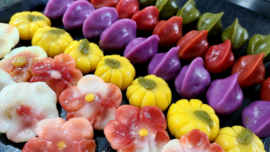 Hình dáng bán nguyệt của Songpyeon tượng trưng cho sự đoàn tụ và mong ước về một cuộc sống ấm no, hạnh phúc