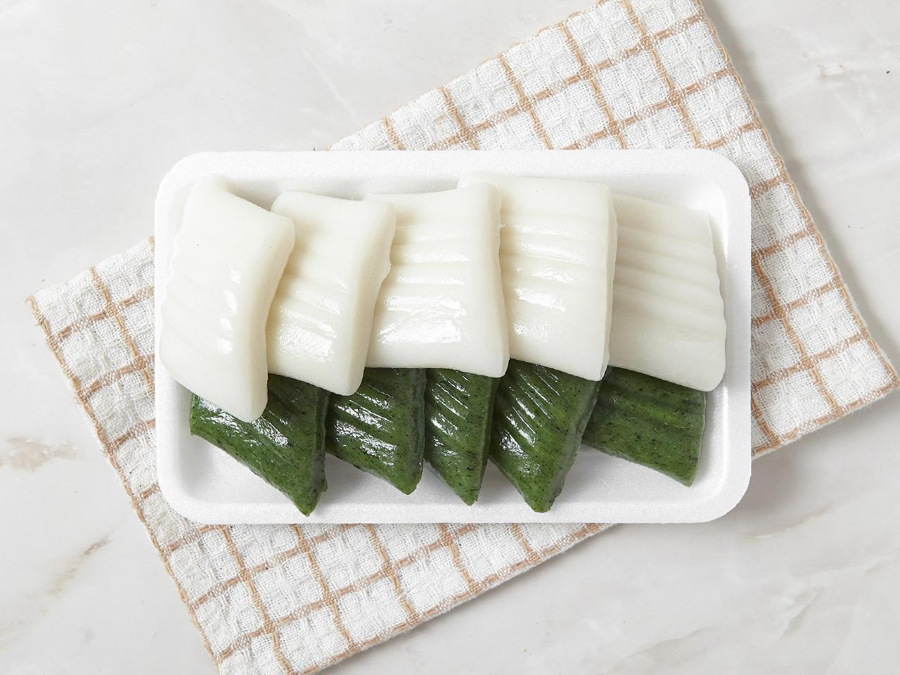 Jeolpyeon là một loại bánh gạo dẹt, có hình dạng khá giống bánh chưng của Việt Nam nhưng thường nhỏ hơn