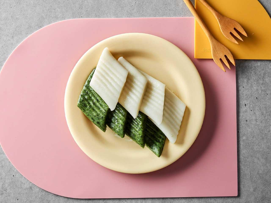 Jeolpyeon có vị ngọt nhẹ, dẻo dai và thơm lừng mùi gạo nếp