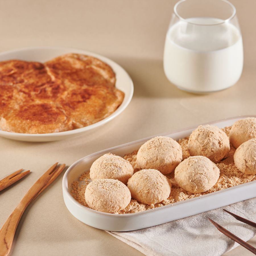 Injeolmi không chỉ là một món ăn vặt phổ biến mà còn là một món bánh truyền thống được sử dụng trong các đặc biệt