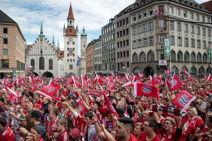 Cổ động viên tập trung tại quảng trường để cổ vũ cho đội bóng yêu thích