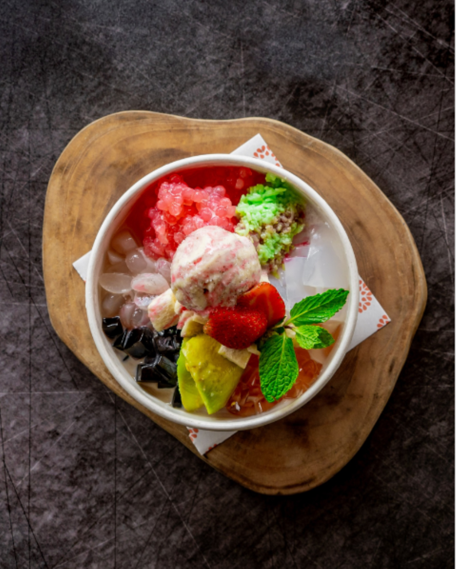 Es Campur là sự kết hợp hoàn hảo giữa đá bào mịn màng, các loại topping đầy màu sắc và nước cốt dừa béo ngậy, tạo nên một hương vị khó cưỡng