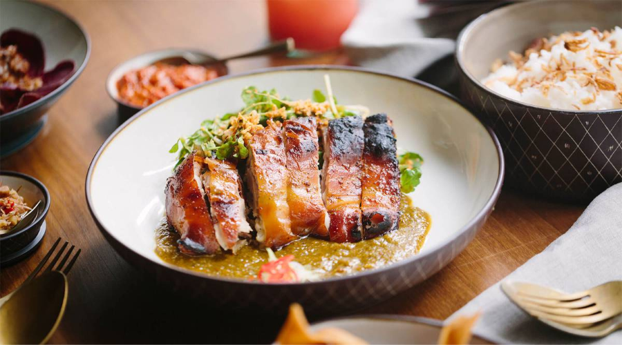 Babi Guling, hay còn gọi là lợn sữa quay, là món ăn Bali nổi tiếng mà bạn khó có thể tìm thấy ở những nơi khác trên thế giới