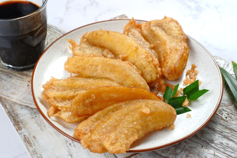 Pisang Goreng chính là món chuối chiên giòn phủ bột trứ danh, một thức quà vặt bình dị mà ai cũng yêu thích trên khắp Indonesia