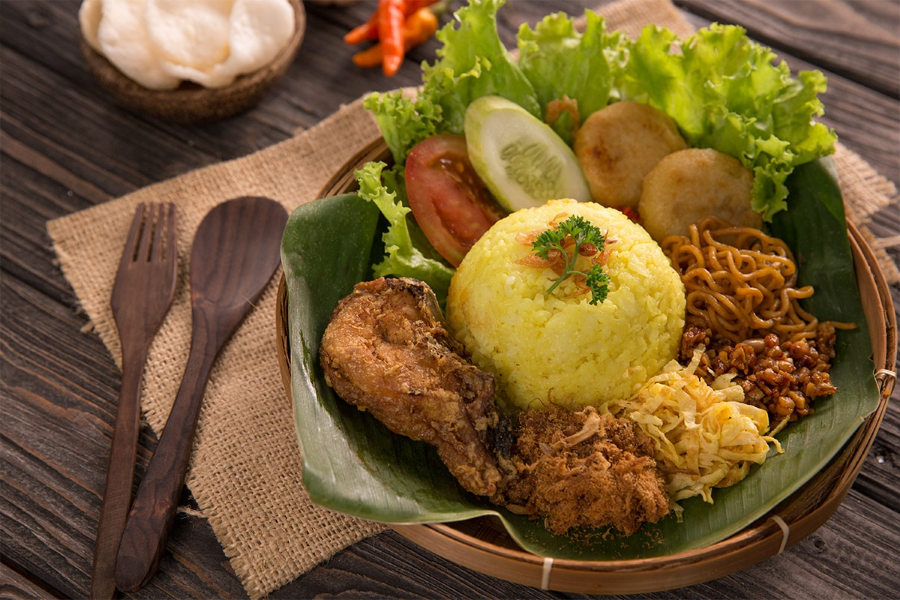 Nasi Kuning nổi tiếng là món ăn Bali có mặt trong các nghi lễ cúng tế với hương vị vàng ươm, thơm nức mũi