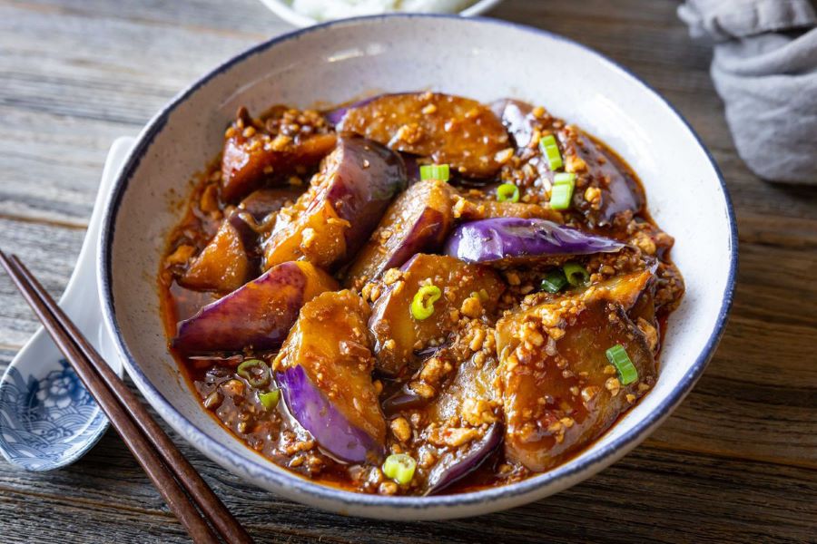 Đậu hũ cà tím sốt cay chinh phục thực khách với vị ngọt tự nhiên của những miếng cà kết hợp với những miếng đậu hũ sệt sệt như mềm tan trong miệng