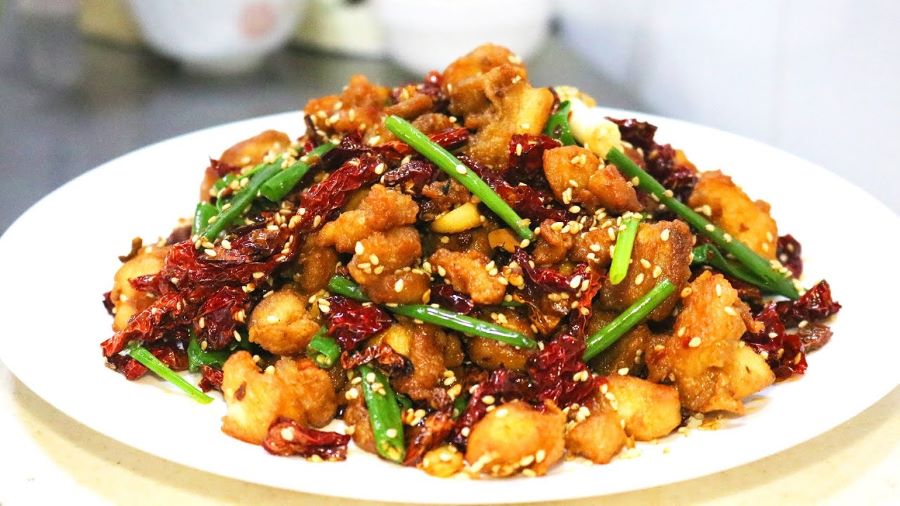 Gà Trùng Khánh khô cay được bày trí cực kỳ bắt mắt, hương vị thơm ngon khó cưỡng 