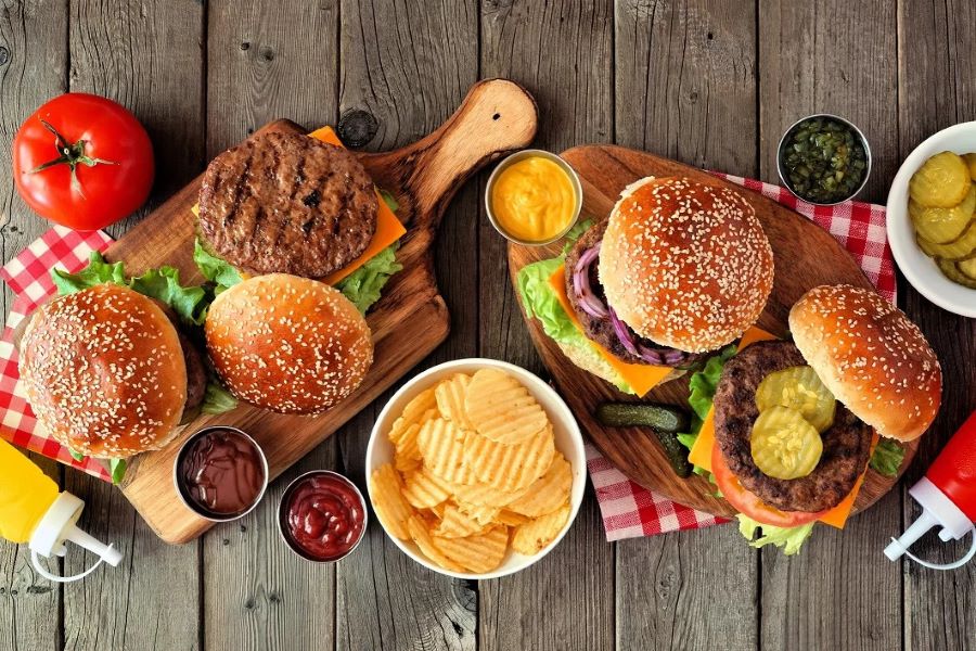 Hamburger là món ngon đầu tiên du khách không nên bỏ qua trong hành trình khám phá ẩm thực Mỹ đặc sắc