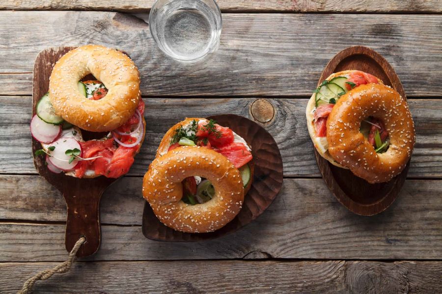 Bánh mì vòng Bagel là loại bánh truyền thống cực kỳ quen thuộc đối với người dân nước Mỹ